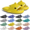 2024 Livraison gratuite Designer Shark Giches une pantoufle de sandale pour les sandales Gai Pantoufle Mules Men Femmes Slippers Trainers Flip Flops Sandles Color25