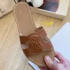 مصمم شرائح مسطحة نساء من الصلفية Tippi Slippers البغال السقوط الفاخرة ليزا Flip Flops Sliders في الهواء الطلق السفر أحذية غير رسمية شاطئ الصيف ثلاثي الحجم يورو 35-40