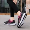 Sapatos esportivos de outono e inverno sapatos femininos respiráveis de meia-idade e idosos de fundo plano sapatos de viagem leves sapatos casuais antiderrapantes para mulheres de meia-idade mãe