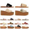 2024 Woody Pantoletten, flacher Keil-Slipper, Damen-Designer-Sandalen, Abnutzungserscheinungen, Outdoor-Schuhe, Canvas-Spitze, Buchstaben-Slides, klassische schwarz-weiße gewebte Peep-Sohle-Frau, coole Hausschuhe