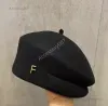 designer kapelusz czapki luksusowe hatsDesigner liter mody kaszmirowy wełniany kapelusz beret cap lady na świeżym powietrzu Travel ciepły zima kolorowe wakacje 3 kolory czapki maski