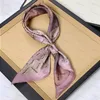 Lettres de créateurs Imprimer Floral Soie Foulard Bandeau pour Femmes Mode Longue Poignée Sac Foulards Épaule Fourre-tout Bagages Ruban Head Wraps Squ Mfia