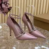 Geklede schoenen dames T-band puntige neus hoge hak schoenen effen glanzend zwart sexy dames formele stiletto pumps 10 cm gouden ketting link sandalias feest bruiloft schoenen eu35-41