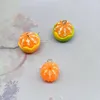 Charms 10st söt liten frukt 3d orange harts för örhänge fynd härliga flytande hängsmycken diy mode smycken tillverkning