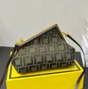 Designer axelväska mode korsbodi messenger väskor med bokstäver lyxiga kvinnors handväskor topp lady noll plånböcker med låda
