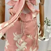 Robes décontractées Resort Style 2024 Linge Rose Ivoire Floral Cravate Dos Volants Patchwork Coupe Taille Sans Manches Mini Robe