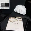 Designer-Boutique-Ohrringe mit Box, romantisches Geschenk, Charm-Ohrringe, kleine Charm-Ohrstudie, hochwertige Mädchen-Schmuck-Ohrringe