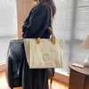 Bolso de diseñador superior Bolso de playa para mujer Productos calientes Nuevo Bolso de lona con bordado de perlas de lujo de gran capacidad para mujer Bolso de compras con cadena de moda clásica de sentido senior