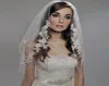 Säljer Short DoubleLayer Wedding Veils Celebrity samma stycke Silver tråd Applique Hair Comb Bridal Veils Accessories3565105