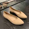 Sandálias Novas Mulheres Pontudas Na Moda Edição Coreana Casual Moda Sapatos de Viagem Capa Pé Praia Salto Baixo Antiderrapante Pequena Fragrância Top WomenH240306
