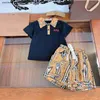 Nowe dresy dresowe Plaid Lapel Baby T-Shirt Zestaw dla dzieci Designer Ubrania Rozmiar 110-160 cm dwuczęściowy zestaw polo i koronkowe szorty 24 marmar