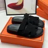 Designer chypre sandaler tofflor kvinnor kalvskinn läder blå duk fuchsia orange svarta mocka lägenheter glider sommarstrand kvinnor sandal skor