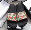 Summer Luxury Sandals Designer tofflor Women Flip Flops Flower Slipper Fashion äkta läder strand Strawberry Slides Metal Chain Ladies Casual Shoes Sneaker
