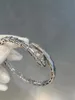 スネークブレスレット女性のスターリングシルバーフルダイヤモンドヘビ骨ブレスレット色のないライトラグジュアリーヘビヘッドスプリング調整可能なオープンブレスレット