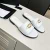 Sandales pour femmes Peau d'agneau matelassée avec du matériel doré Designer de luxe Mode Été Pantoufles décontractées Designer de luxe Femmes Cuir souple Big C Lettre Mocassins Chaussure