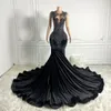 2024 Velvet Black Prom -klänningar Långa aftonklänningar glittrande eleganta klänningar för speciella tillfällen Rhinestones dekorerad engagemangsklänning för svarta flickor NL613