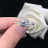 クラスターリングピュアホワイトゴールド18k Dグレード1CTモイサナイト婚約リングテストポジティブな貴重な結婚式のジュエリーギフト