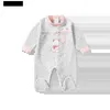 Footies 2022 Marque Sweet Strberry Series Baby Romper Footies Combinaison une pièce Nouveau-né Bébé Fille Vêtements Costume pour Bébé Fille 0-12M YQ240306