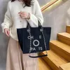 Bolso de diseñador superior Bolso de playa para mujer Productos calientes Nuevo Bolso de lona con bordado de perlas de lujo de gran capacidad para mujer Bolso de compras con cadena de moda clásica de sentido senior