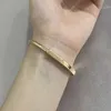 Designer-Armband mit V-Gold-Verschluss in hoher Version für Damen im neuen Stil, leicht, luxuriös, modisch, halbdiamantvoll, vollständig U-förmig