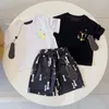 مجموعات ملابس الأطفال T-Shirt Boys Boys Luxury Designer Girls Baby Classic Suits Childrens Summer Summer Summer Letter Letters Fashion Shirt Cott D1KU#