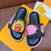 Luxury Slipper Pool Pellow Comfort präglade Mules Designer Sandal Men Kvinnor Skor Koppar Deep Blue Triple Black Pink Summer Sandals Beach Slides 35-45 07