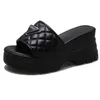 Chinelos versáteis salto grosso flip flop sapatos femininos para o verão wear 2024 novo bolo de esponja único estilo casual sandálias de praia h240306