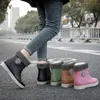Botas de lluvia de media pantorrilla de diseñador para mujer, zapatos impermeables verdes para días lluviosos, zapatos de lluvia de goma de piel rosa para mujer, chanclos 240228