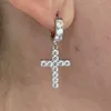 Boucles d'oreilles créoles en moissanite de coupe ronde en or blanc glacé 14 carats Dangle Cross 2ctw