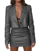 Conjunto feminino brilhante de 2 peças, blazer com lapela de lantejoulas e ombros acolchoados e mangas compridas, combinado com uma mini saia embrulhada para 240229