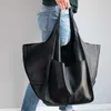 2023 новая простая большая сумка из мягкой кожи, большая вместимость, портативная женская сумка на одно плечо 220306