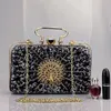 Una borsa per banchetti nuziali dal design di nicchia piena di mattoni, cheongsam nuziale in rilievo con fiori di pavone, borsa a tracolla intarsiata in mattoni 240306