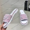 Kvinnors tofflor paltform chunky klackar glider på sandaler damer bilder designer brev kedja mulor utomhus strandskor flip flops rosa grön lila svart casual sko