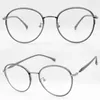 サングラスは、男性と女性向けの最新のレトロラウンドフレームメガネに、一般的な近視の平易な顔を装着できます
