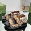 2024 디자이너 New Woman Sandals Sandals Calfsin Velcro 자수 비치 신발 크기 35-42 상자와 쇼핑백