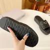 Designer glider lyxiga sandaler Kvinnors slip på guldspänne på svartbrun pool Kvinnors avslappnade sandaler