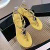 Slippers Xiaoxiangfeng Love Clip Lage hak Water Diamant Metaal Eén woord Gesp Ronde sandalen met open teen Dames