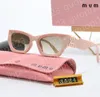 Designer Mui Mui conçoit une protection UV extérieure de luxe et des lunettes de soleil en option multicolores pour hommes et femmes