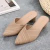 Hausschuhe Modische koreanische Version mit spitzen Zehen und schrägen Absätzen, lässige Hausschuhe für Damen, Gelee-Sandalen, Strandschuhe mit dicken Sohlen, H240306