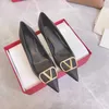 Scarpe eleganti Décolleté di marca Donna Tacchi alti A punta Classici Fibbia a V in metallo Nudo Nero Rosso Opaco 4 cm 6 cm 8 cm 10 cm Tacco sottile Matrimonio da donna 34-43H240306