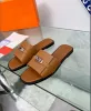 High End Brand Woman Sandals äkta läder litet silver spänne utomhus flip flops, strandskor storlek 35-42 med låda och shoppingväska