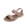 Sandaler Ny typ av tofflor för kvinnor Summer Internet Celebrity Roman Style Cool Wearing Flat Bottomed Korean Casual Sandals Beachh240306