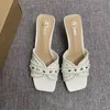 Zomer nieuwe luxe kleding schoenen punk vierkante kop middenhak één lijn klinknagel pantoffels dames dunne hakken dragen open teen sandalen buiten hoge hakken 5 cm rubberen zool