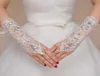 2018 Gants de mariée en dentelle courte Gants de mariage Cristaux perlés Accessoires de mariage Gants en dentelle pour les mariées sans doigts en dessous d'Elb2579361