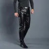 Läderbyxor herrar leggings svart solid faux jeans manliga avslappnade byxor koreanska mode smal passande mager motorcykel 240315