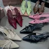 Sapatos de luxo de luxo miui gatinho salto alto sandálias feminina sapatos de couro genuínos cor de cor de fivela pontiaguda sólida
