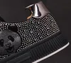 Designer tecknad sneakers män rhinestones skor slip-on sneaker glitter låg topp casual sko ny maskros spikar platt läderskor