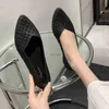 Sandálias Novas Mulheres Pontudas Na Moda Edição Coreana Casual Moda Sapatos de Viagem Capa Pé Praia Salto Baixo Antiderrapante Pequena Fragrância Top WomenH240306