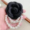 Broches coréennes en laine camélia fleur, broches en perles, pompon, Corsage, bijoux à la mode pour femmes, accessoires de col de chemise