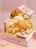 Mimari/DIY House Yeni Gelin Bebek Evi Toz Kapağı Mobilya Minyatür Dollhouse Çocuk Oyuncaklar Mini Ev Ahşap Dollhouse Doğum Günü Hediyeleri M2001